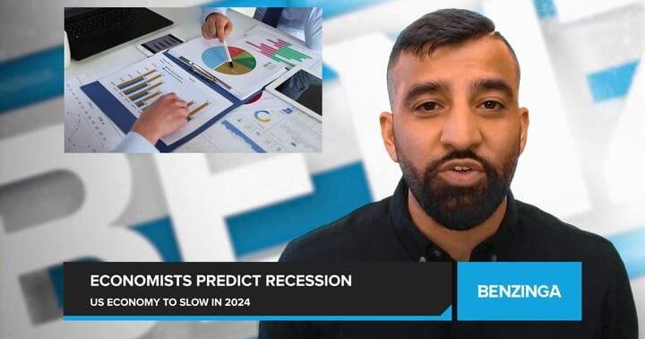 US Economy Predicted to Slow in 2024, Economists Warn of Recession Odds
