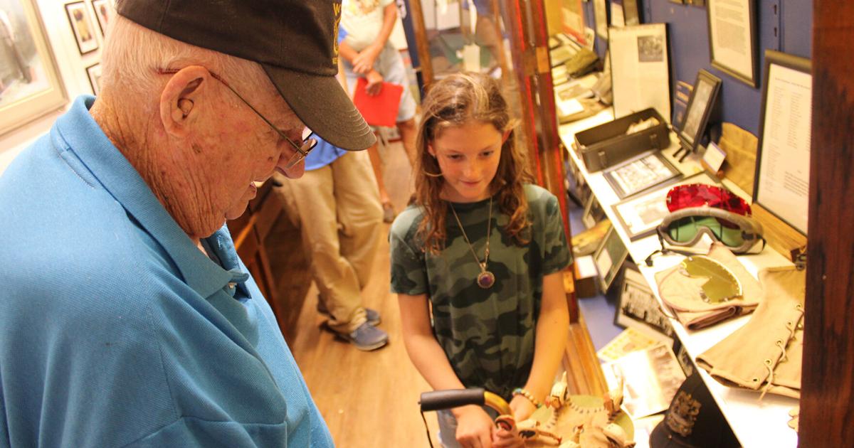 WWII veteran shares meories, artifacts with great-granddaughter