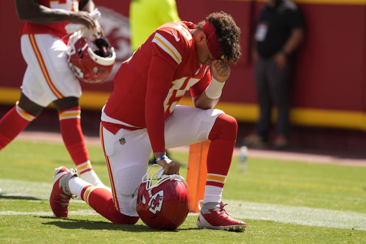 Chiefs' Patrick Mahomes completes behindtheback pass to Travis Kelce