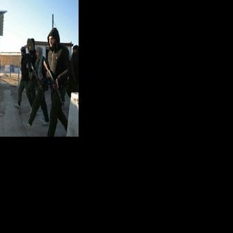 US begins IS prisoner transfer as Syria govt, Kurds trade attack blame