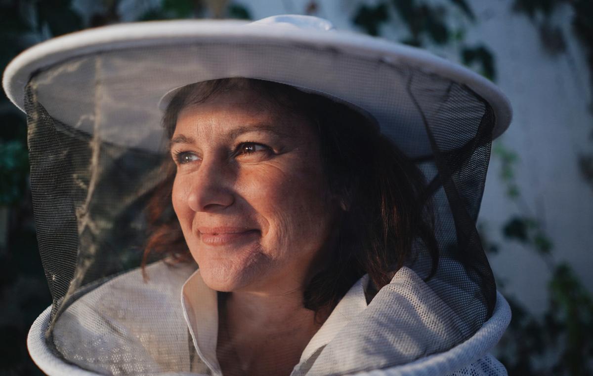 Buffalo-Magazine-Beekeeping-Libby-March-1040x660