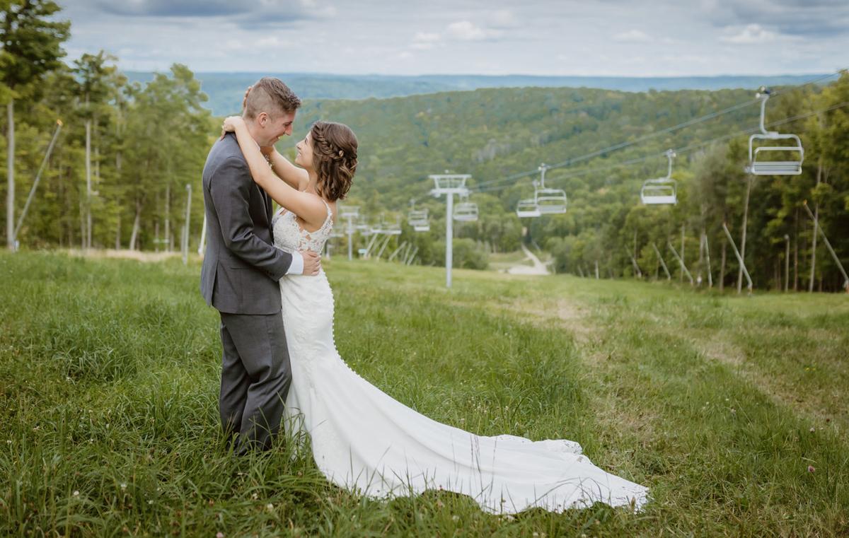 Molly-and-Spencer-WNY-Weddings-1040x660