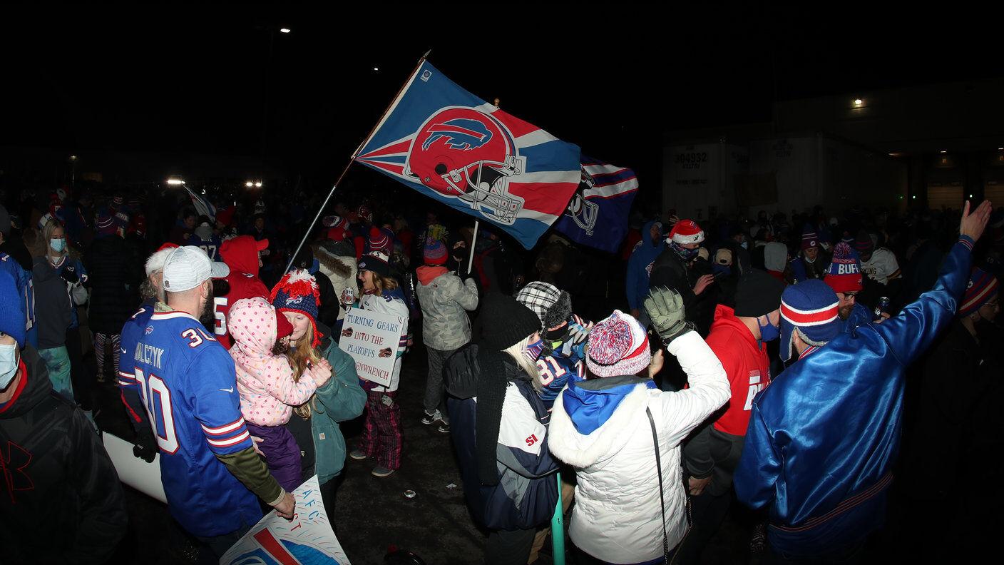 8,000 braved the cold to welcome home the AFC East champs ... 40 years ago today - Vimarsana News