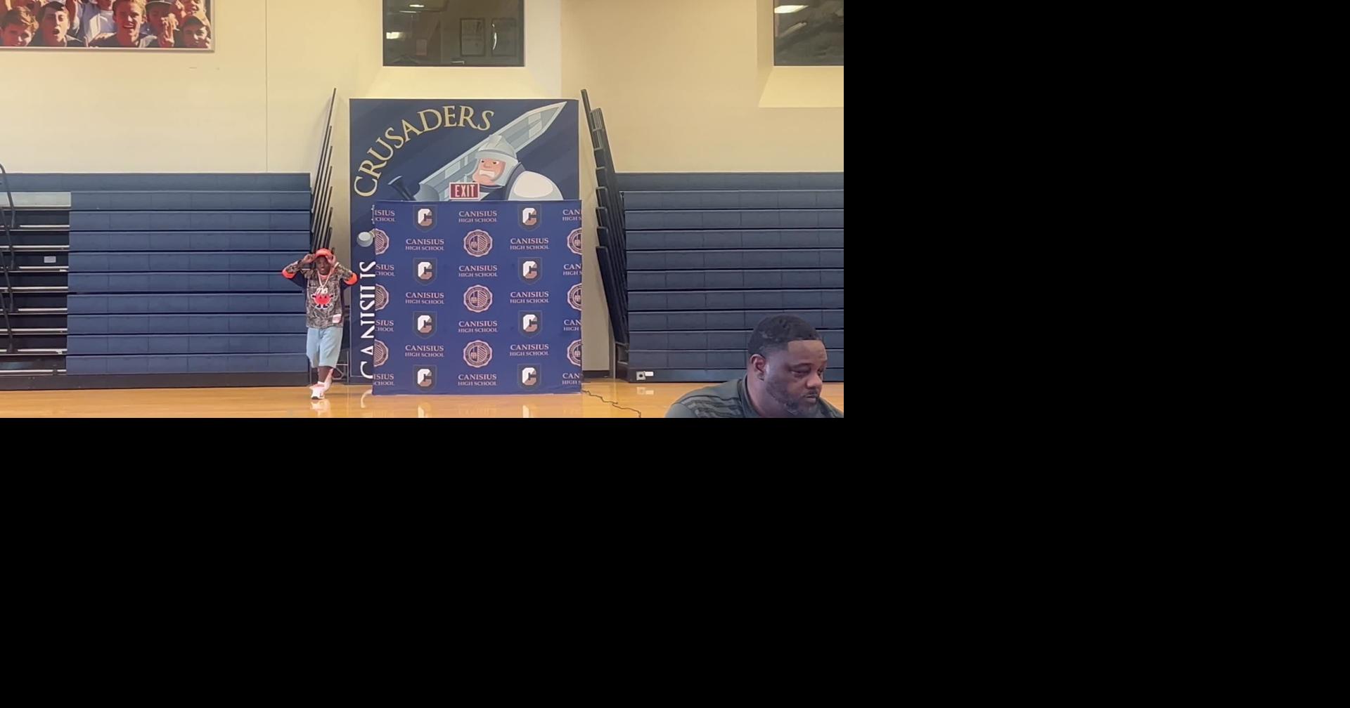 Canisius' Elijah Kimble walks out in Syracuse gear to announce his commitment