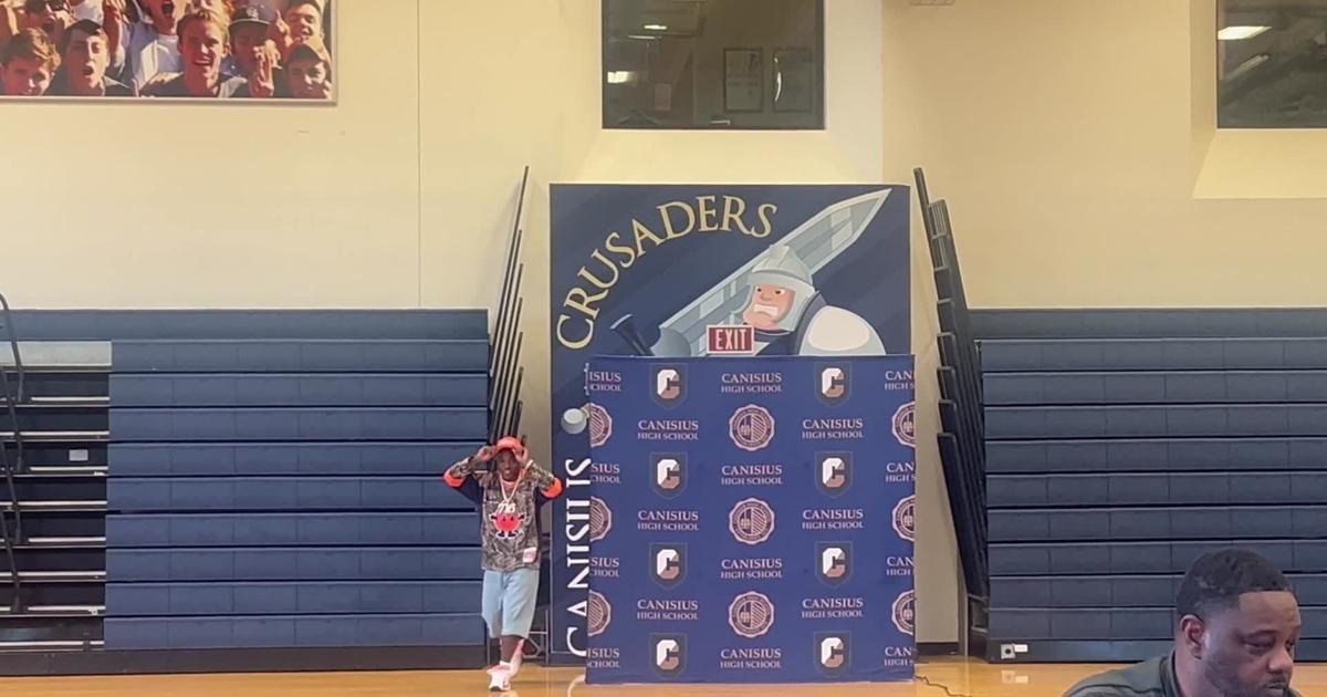 Canisius' Elijah Kimble walks out in Syracuse gear to announce his commitment