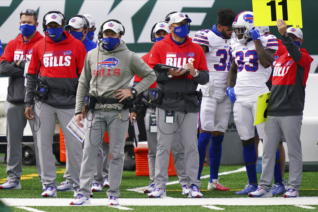 New York Jets quarterback Joe Flacco (19) warms up before playing against  the Buffalo Bills in