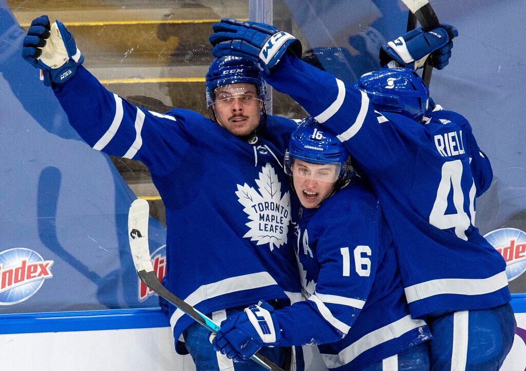 Auston Matthews reacts to putting on the (new) Leafs jersey for first time  - The Hockey News