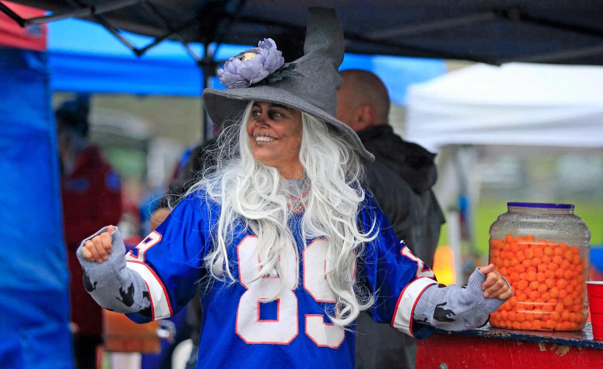 Bills avoid Halloween horror, overcome ugly 1st half in blowout win vs.  Dolphins, 26-11 (7 observations) 