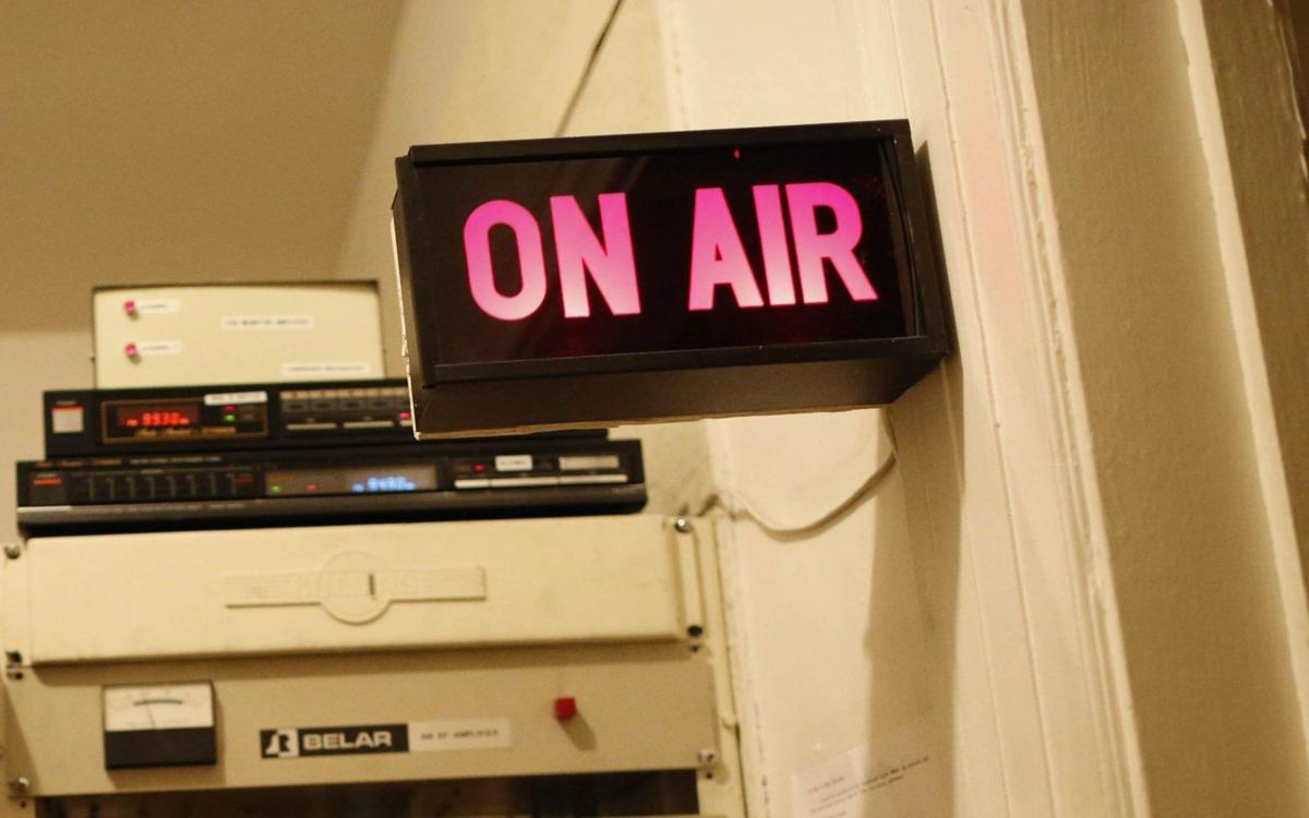 Radio on air sign GEE
