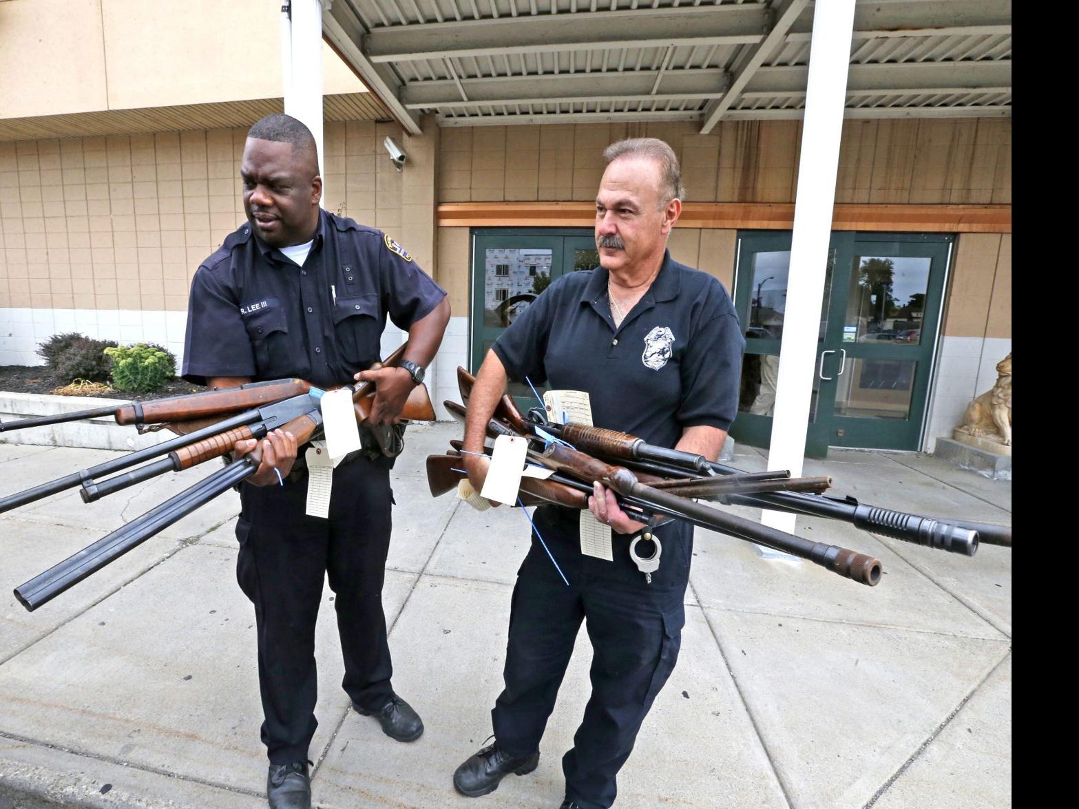 bundet Skuffelse galdeblæren Hundreds of guns turned in during city's buyback program | Local News |  buffalonews.com