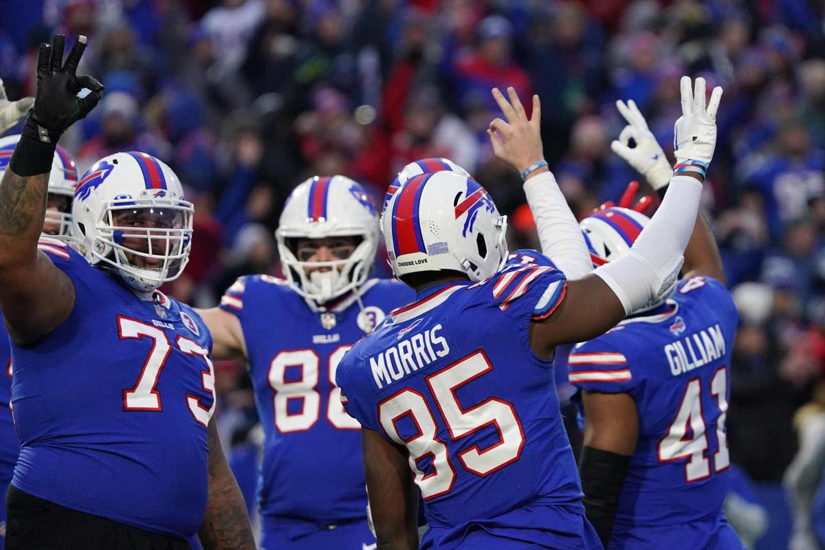 Damar Hamlin breaks team huddle after victory: 'Bills on three. Bills on  me. 1-2-3, Bills'