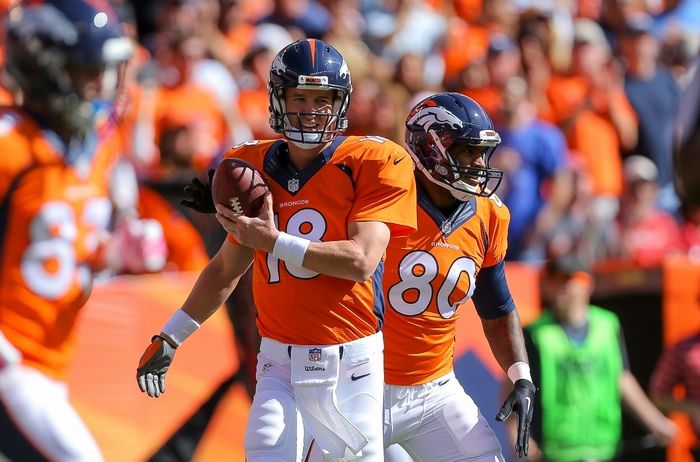 Peyton Manning appears on Saints practice field — in a tie