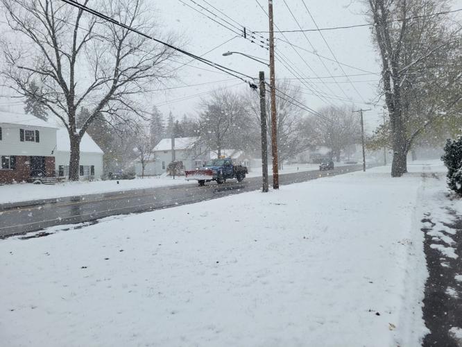 Snow falling in Niagara County, but nothing like in the Southtowns