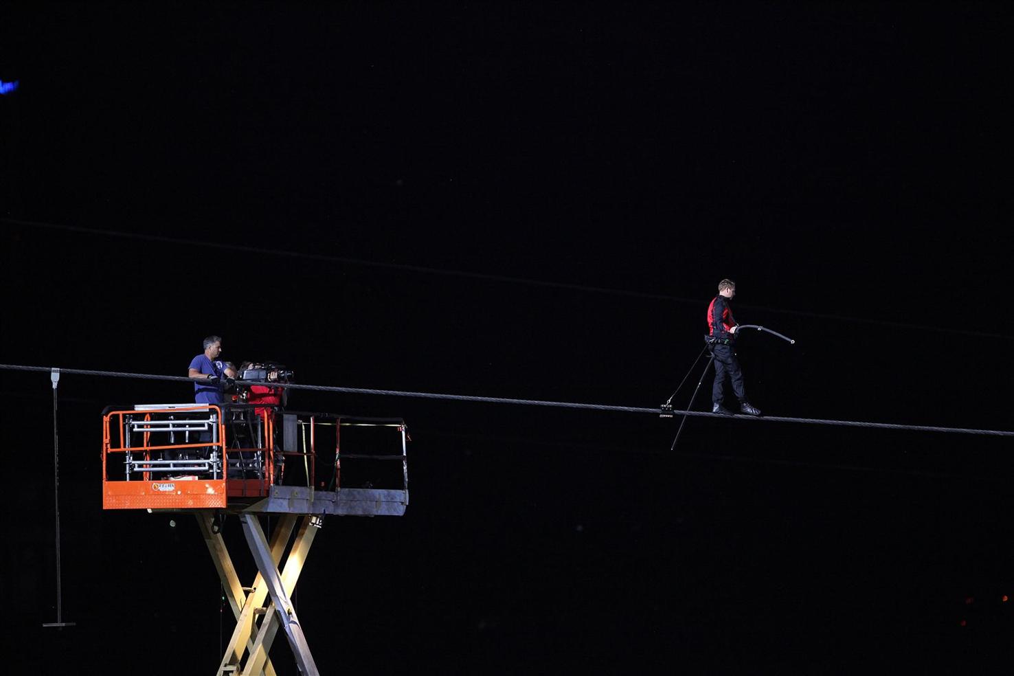Nik Wallenda walks high wire over Niagara Falls ...
