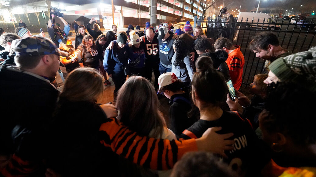 At downtown Cincinnati hospital, fans of Bills, Bengals gather to support Damar  Hamlin