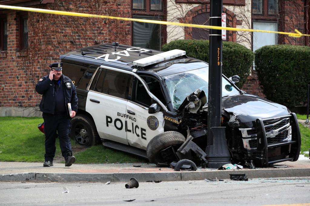 Crash Involving Police Vehicle Leaves 1 Critical 4 Others Hurt Including Officer Local News Buffalonews Com The man then left the car and tried to set fire to the road using petrol, police said. crash involving police vehicle leaves 1