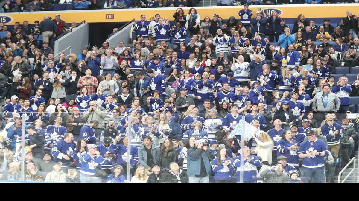 Mike Harrington Leafs Fans Enter Loudly Leave Quietly After Clunker Buffalo Sabres News Buffalonews Com