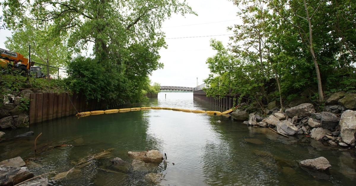 Pair of 2-ton concrete doors to keep Niagara River, wastewater from mixing
