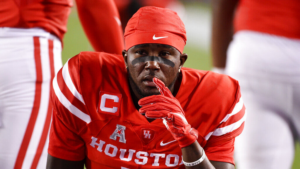 Marquez Stevenson makes a catch »