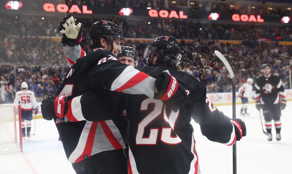 Hinostroza leads Sabres past Maple Leafs in outdoor game