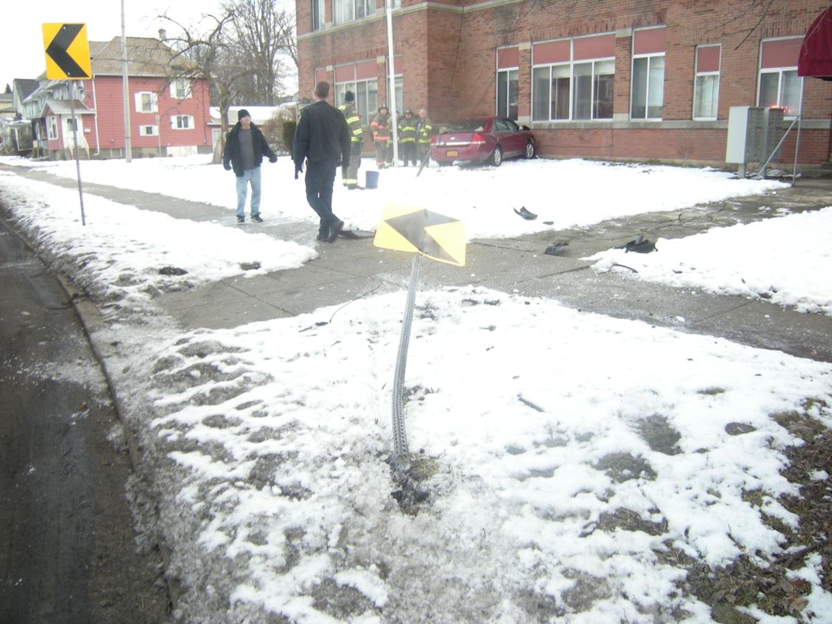 Driver Crashes Into Apartment Building In Tonawanda Local News Buffalonews Com The buffalo news the buffalo news monday, february 2, 2009 make us your homepage! driver crashes into apartment building