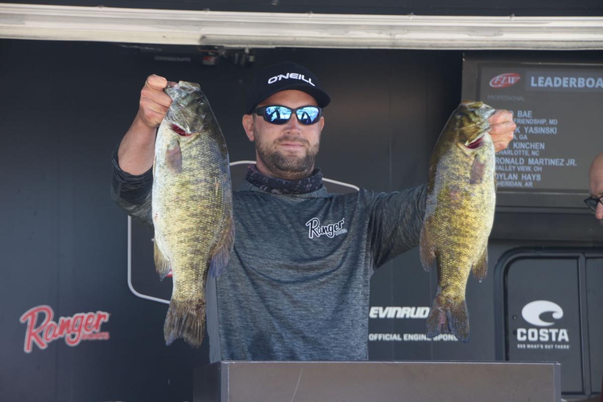 Farlow leads Costa FLW bass tourney in shortened event