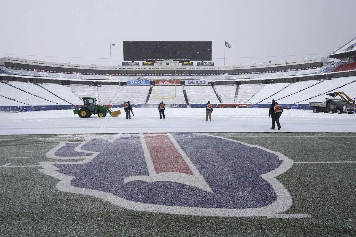 Bills vs. Dolphins weather: Miami arrives in snowy Orchard Park with trunks  of gear for the cold, per report 