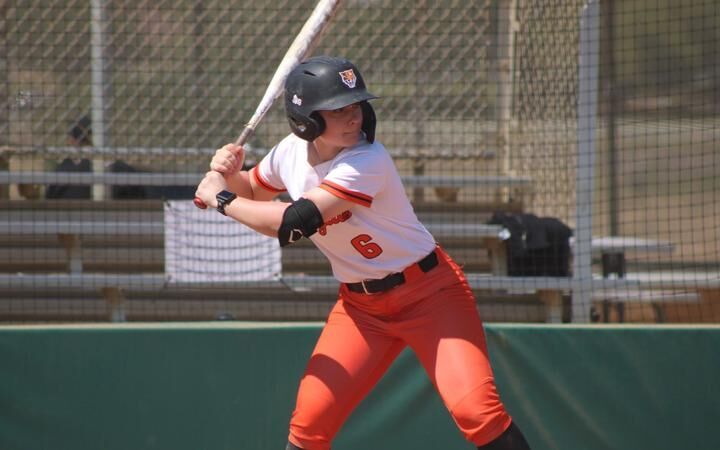 Softball Earns Afternoon Split With Oswego State