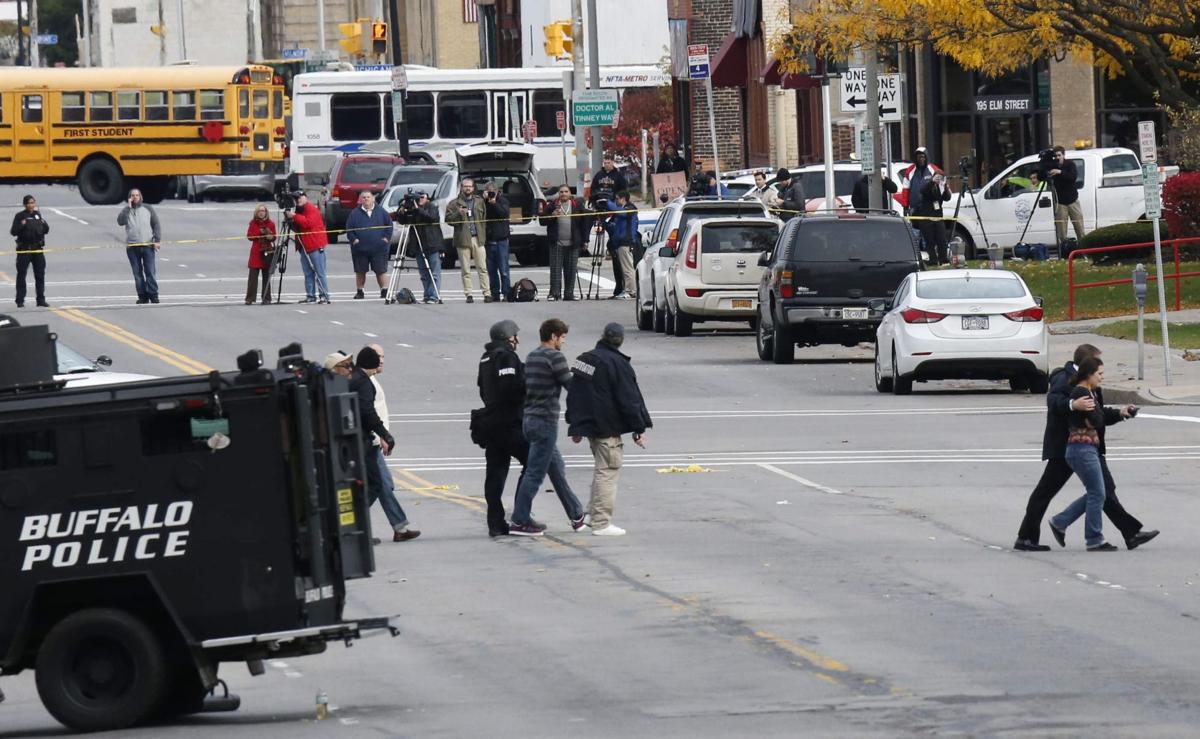 Standoff In Downtown Buffalo Ends Hostages Safe Gunman Kills Himself Local News Buffalonews Com