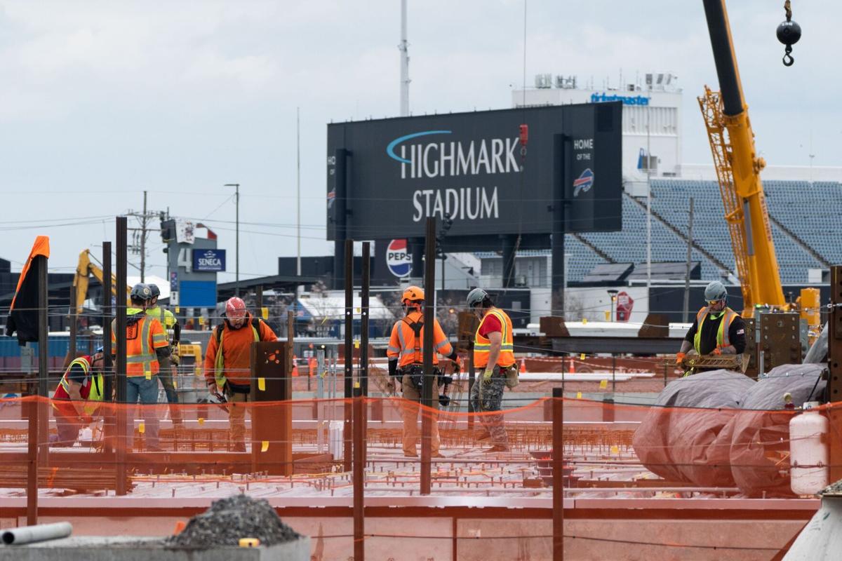 Kết cấu thép ở tầng hai của sân vận động mới của đội Buffalo Bills đang được xây dựng.