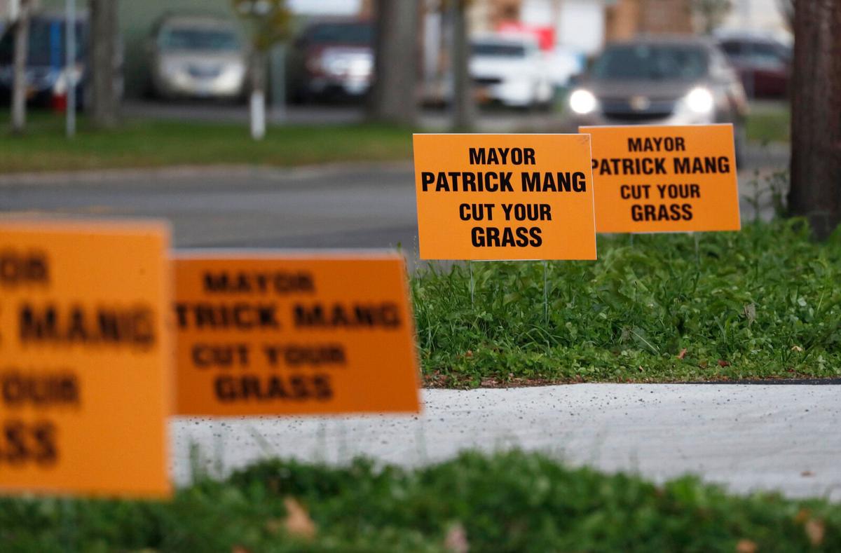 Annoyed business owner calls out Kenmore mayor 'Cut your grass'