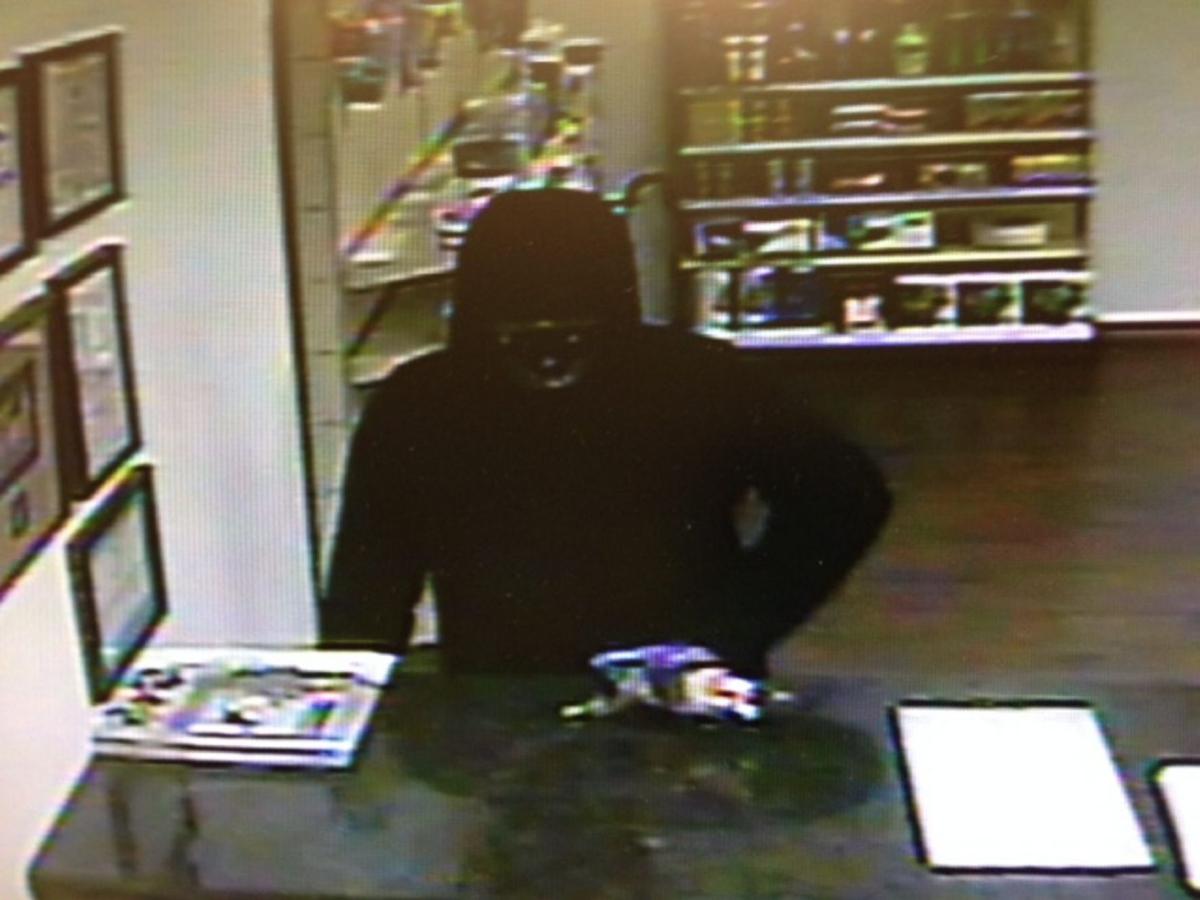 Masked man with one purple glove robs Newfane store using “transmitter”