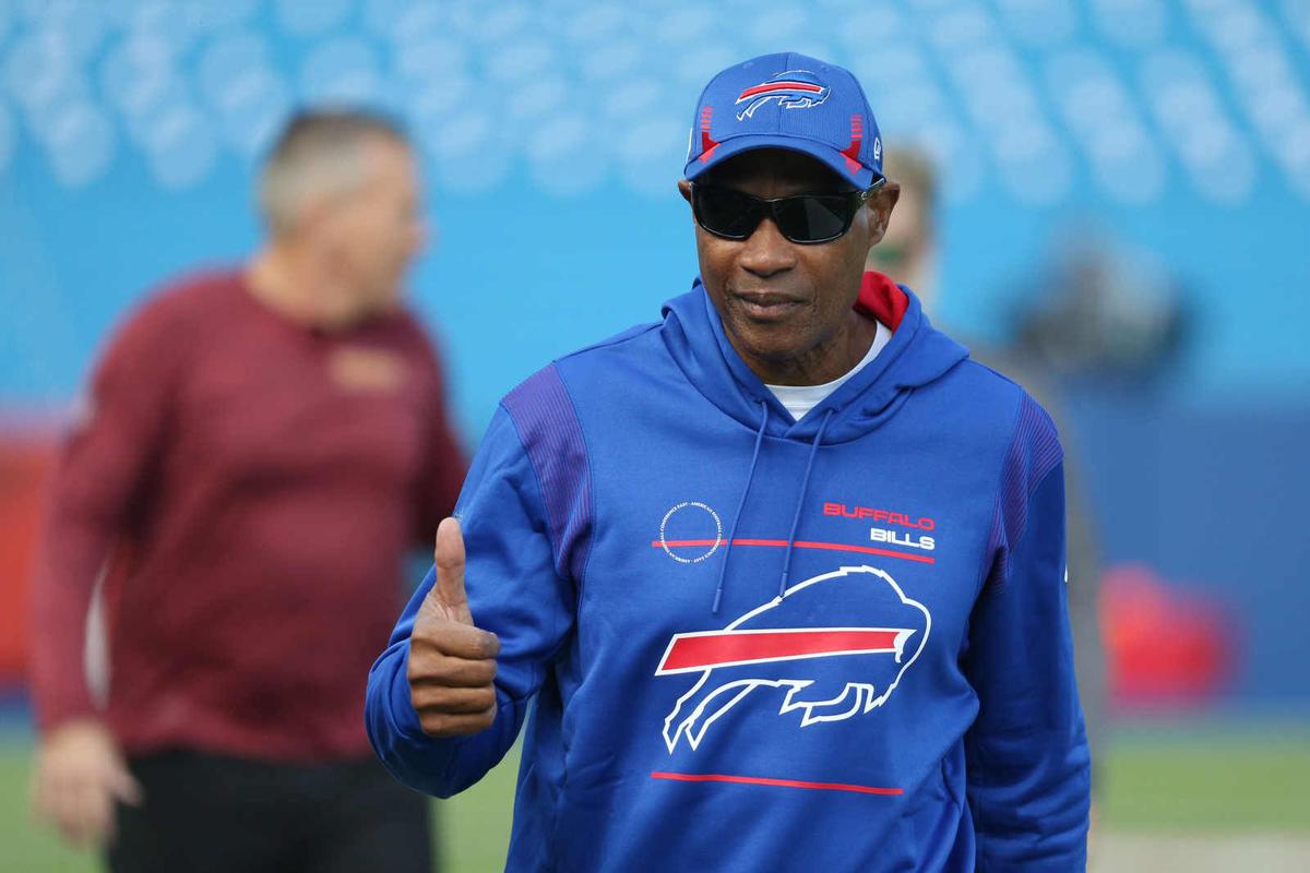 Bills defensive coordinator Leslie Frazier honored for lifetime achievement  as an assistant coach in the NFL