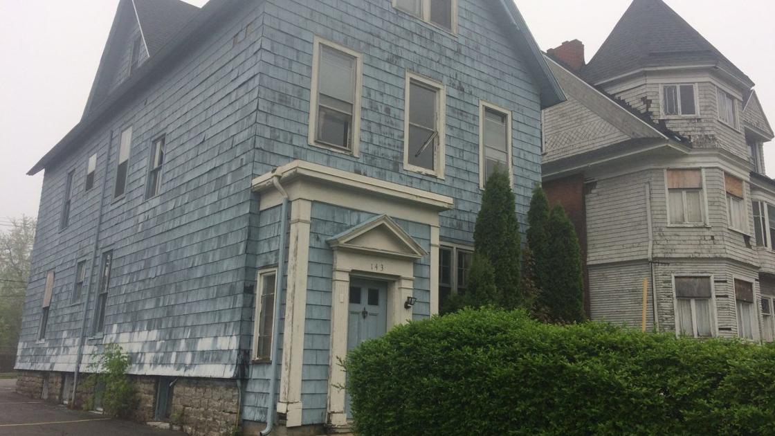 Sinatra Faces Criticism For Neglecting Hodge Avenue Properties Local News Buffalonews Com