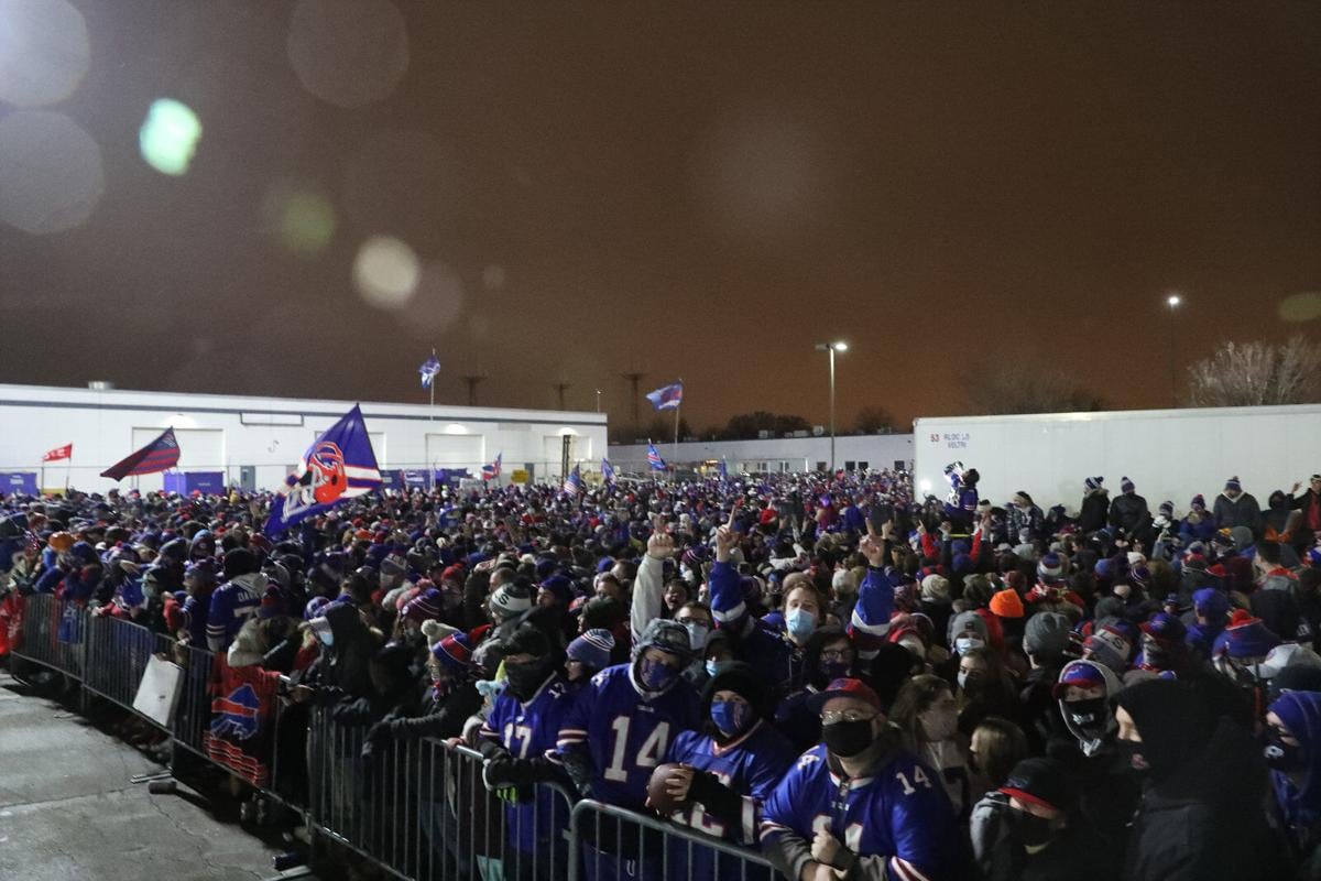 Bills fans head to airport for team sendoff