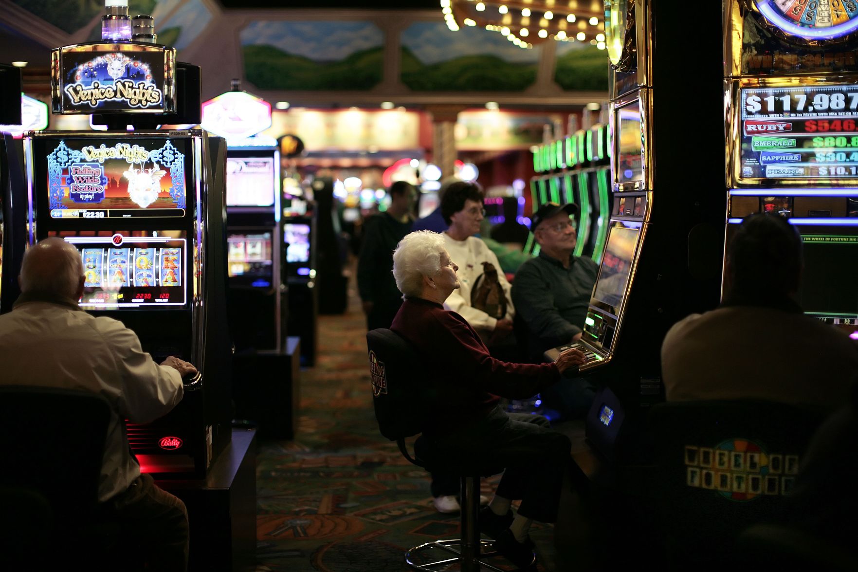 Азартные игры привлекают пожилых людей: не слишком ли много?
