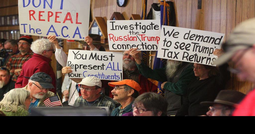 Raucous crowds overwhelm Reed town hall meetings