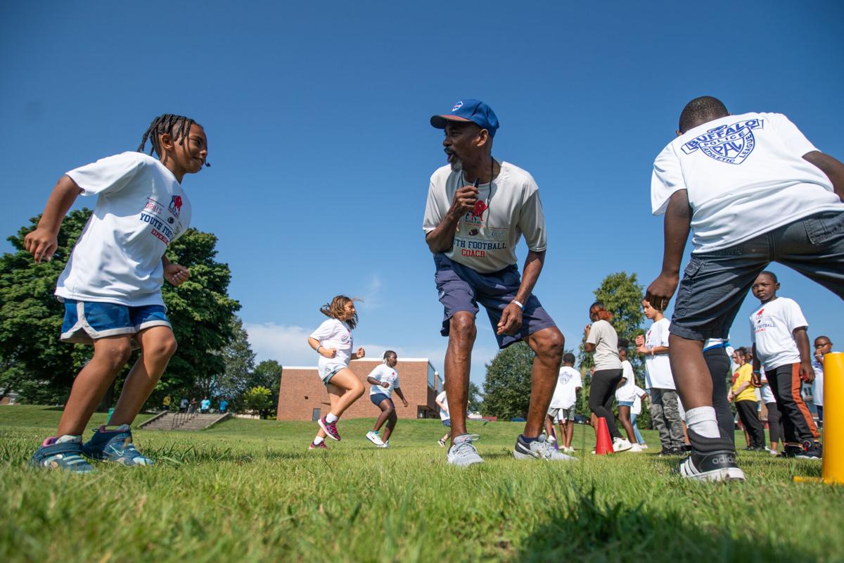 Photos Bills alumni return to host youth football camp