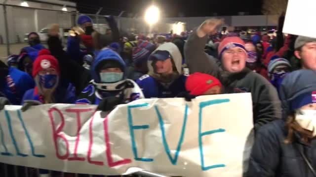 Buffalo Bills fans welcome new signings with wings at airport (video)