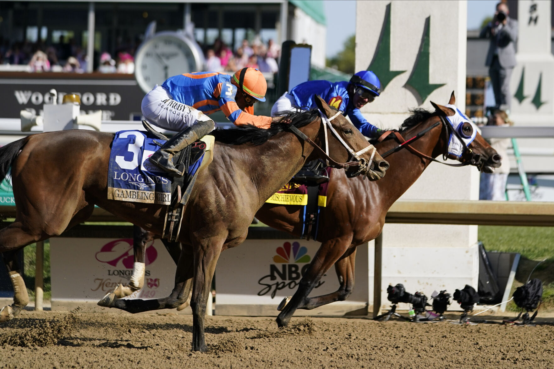 Pretty Mischievous wins thrilling Kentucky Oaks