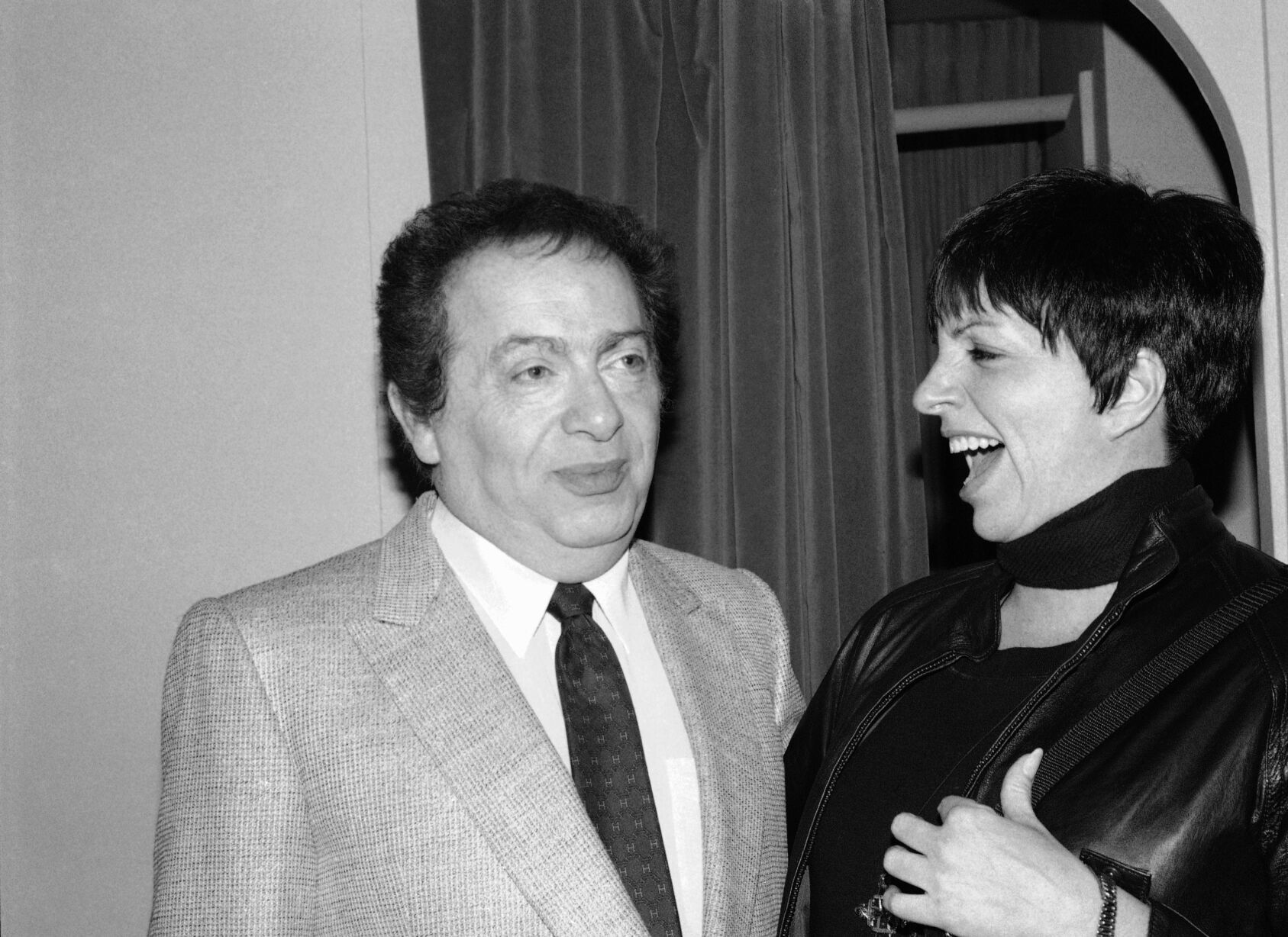 Comic Jackie Mason, who perfected amused outrage, dies at 93 pic