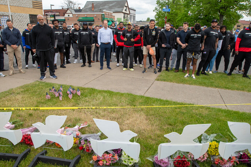 Buffalo Sabres, Buffalo Bandits Buffalo Bills Wearing Choose Love Shirt To  Jefferson Avenue To Serve Lunch To The Community - Hectee