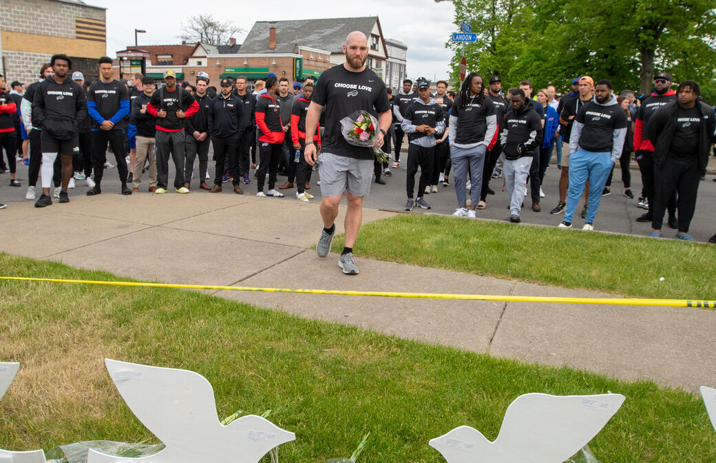 Buffalo Sabres, Buffalo Bandits Buffalo Bills Wearing Choose Love Shirt To  Jefferson Avenue To Serve Lunch To The Community - Creamtee