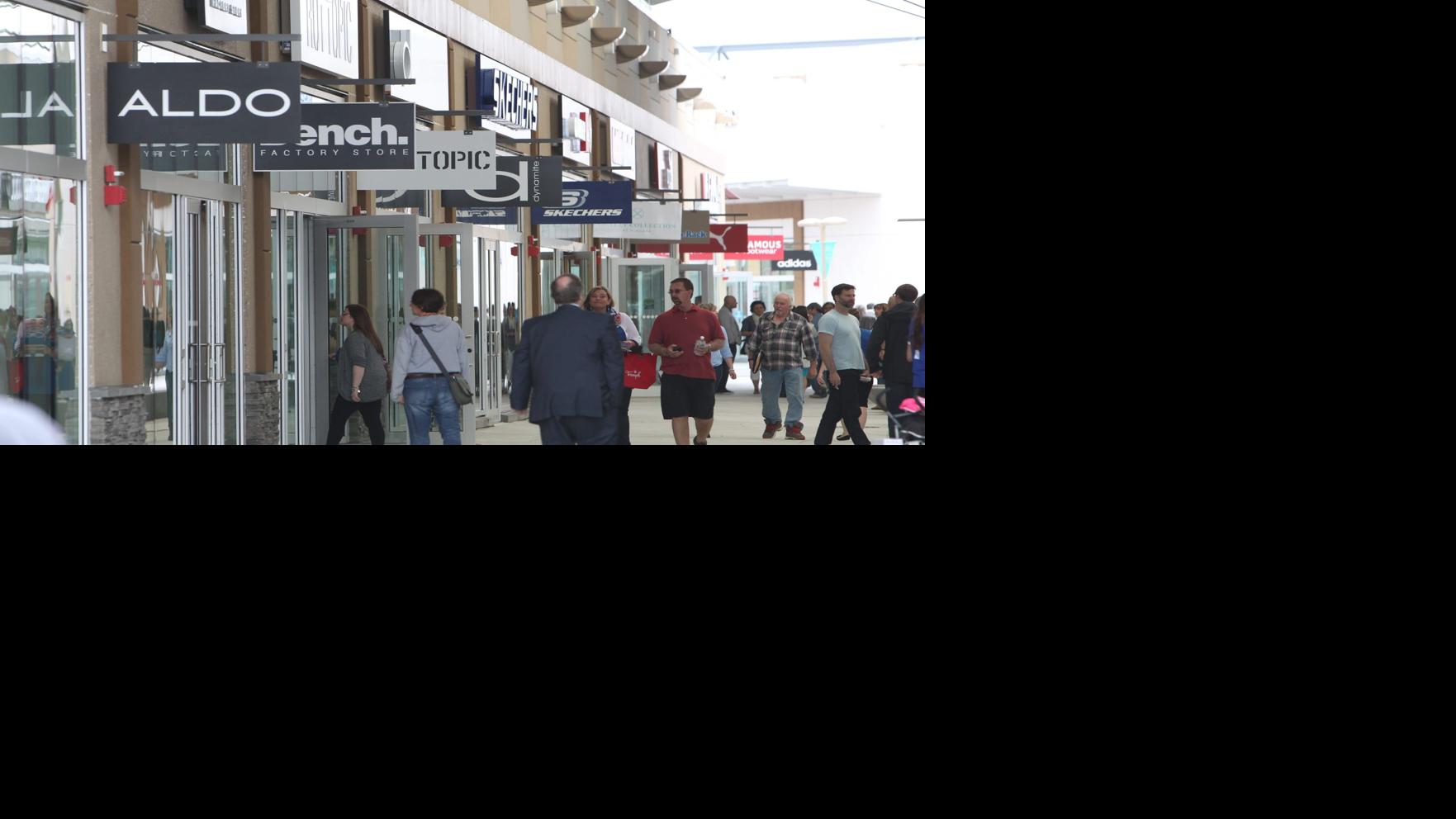 U S Malls Work To Keep Canadian Shoppers Happy Business Local Buffalonews Com