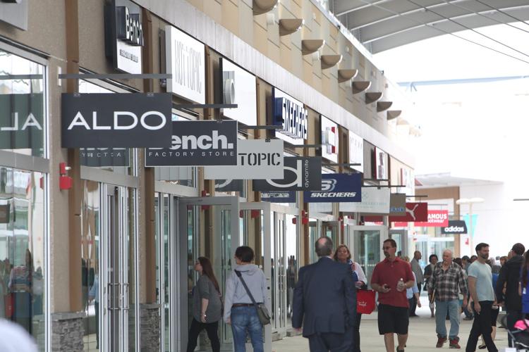 Afdæk crush rack U.S. malls work to keep Canadian shoppers happy