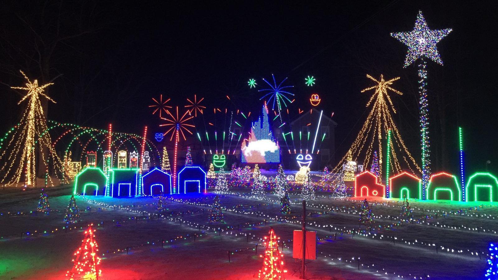 Great Christmas Light Fight Winner Is Attracting A Crowd In Lake View Entertainment Buffalonews Com Christmas Lights Near Joliet Il 2021