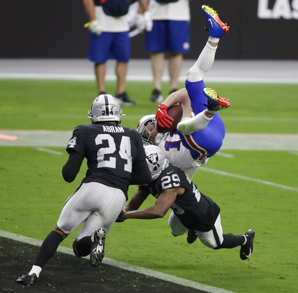 Las Vegas Raiders inside linebacker Cory Littleton (42) enters the