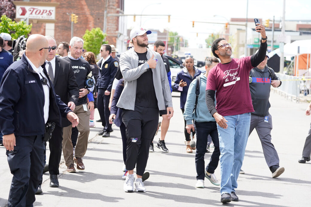 Buffalo Sabres, Buffalo Bandits Buffalo Bills Wearing Choose Love Shirt To  Jefferson Avenue To Serve Lunch To The Community - Hectee