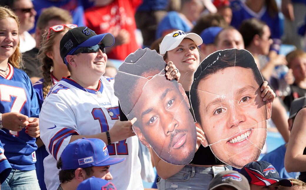 Bills fans make special announcement at Highmark Stadium: 'Surprise mom and  dad'