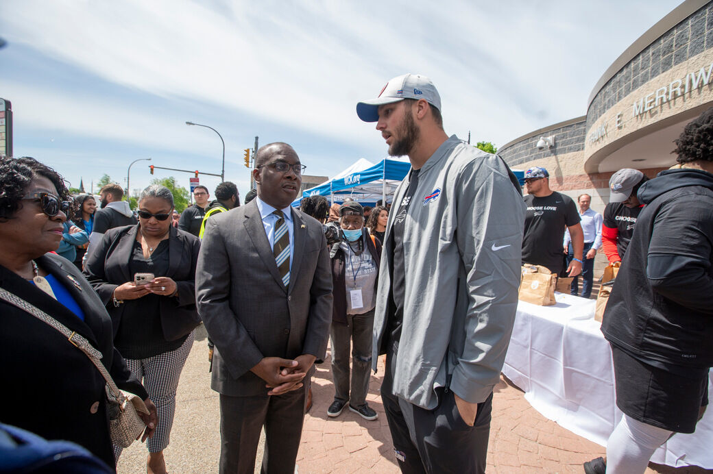 Buffalo Sabres, Buffalo Bandits Buffalo Bills Wearing Choose Love Shirt To  Jefferson Avenue To Serve Lunch To The Community - Hectee